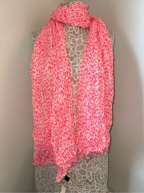 EUC GAP pink cheetah print scarf.